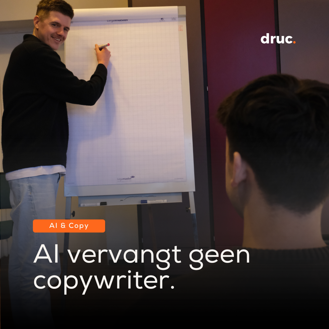 Een man schrijft met een stift op een flipover tijdens een presentatie aan een collega.