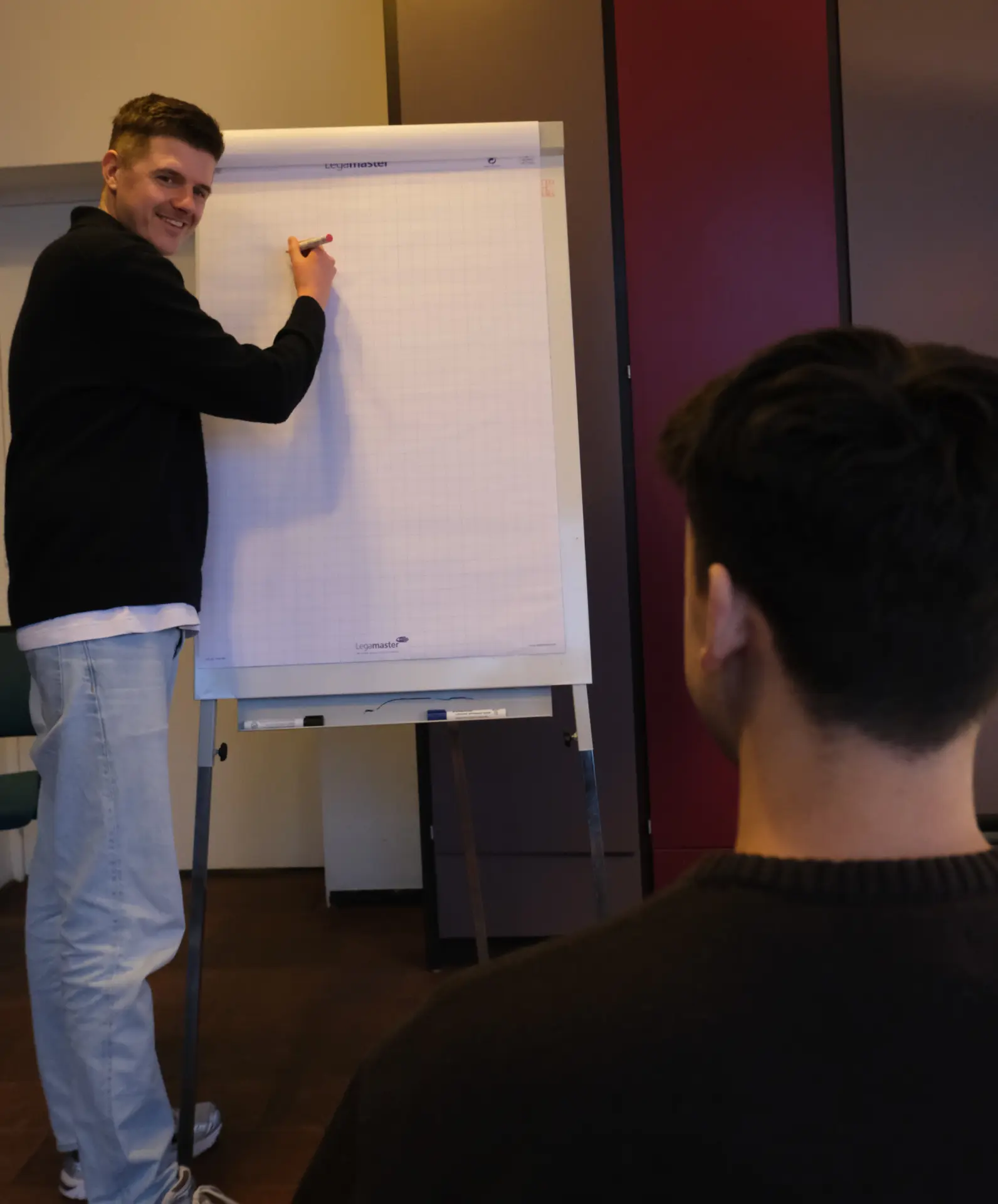 Bart van druc licht een merk- en contentstrategie toe tijdens een werksessie